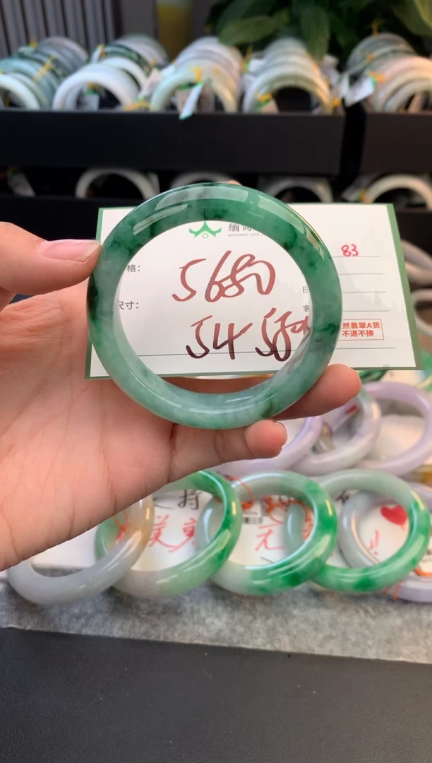 未镶嵌定制翡翠毛货需精细抛光+多人