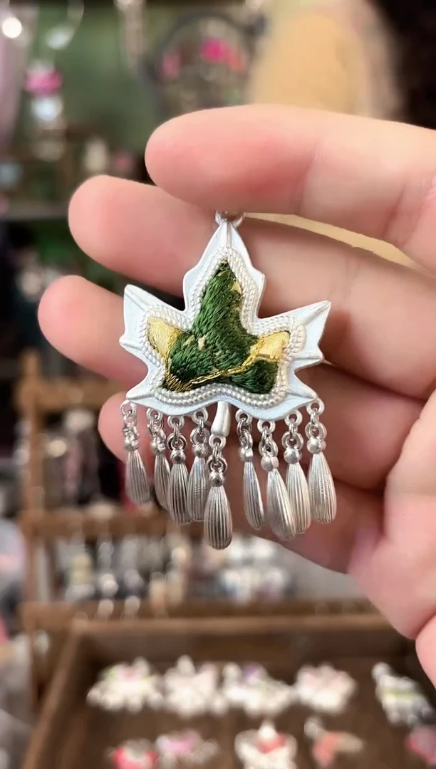 彩云南阁非遗老绣苗银饰品160