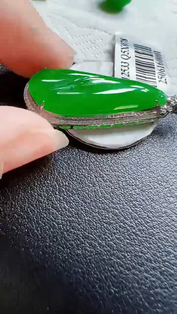 颈饰18K金镶嵌翡翠吊坠