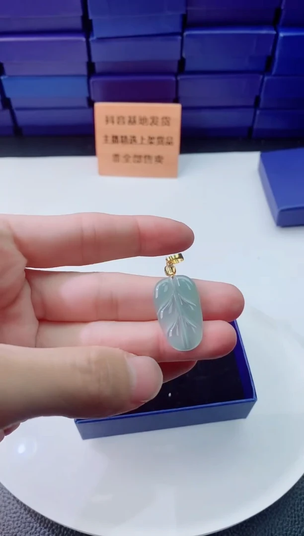 翡翠未镶嵌颈饰