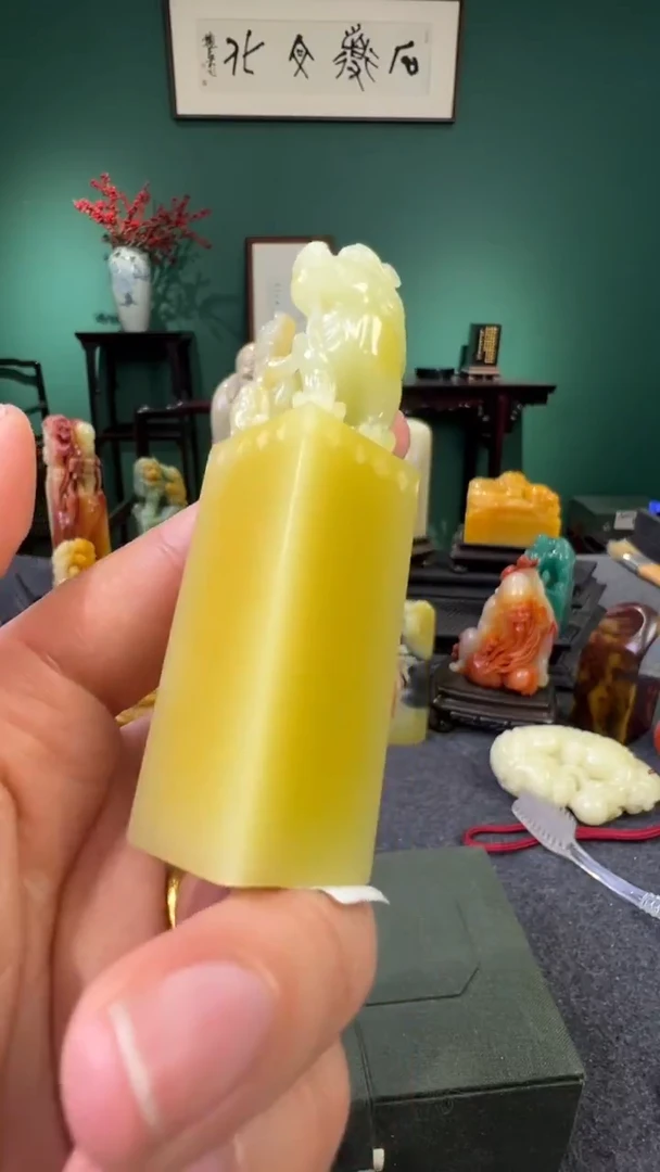 【闪购商品】青田石菜花黄瑞兽钮