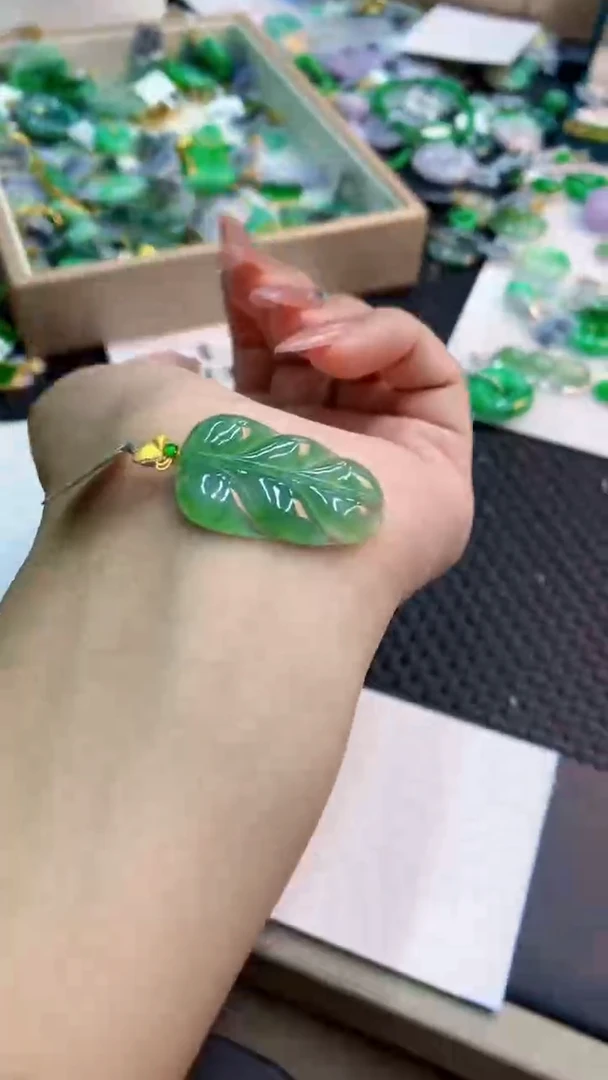 翡翠18K金镶嵌吊坠(不含链)1