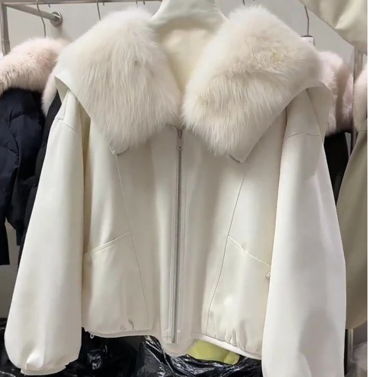 2025冬季洋气高级感毛绒翻领保暖白色羽绒服女短款保暖宽松外套