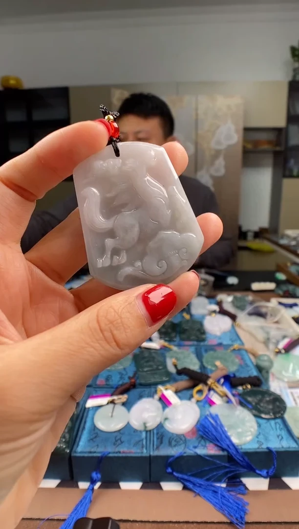 颈饰未镶嵌翡翠  多样性发其一