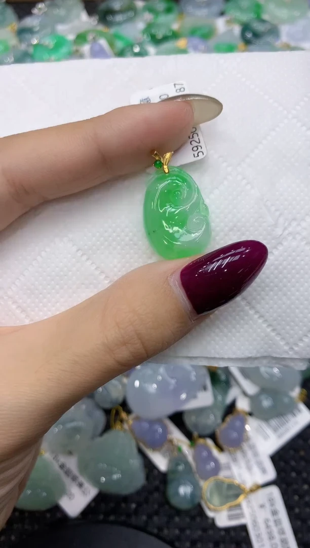 翡翠18K金镶嵌颈饰111111111111