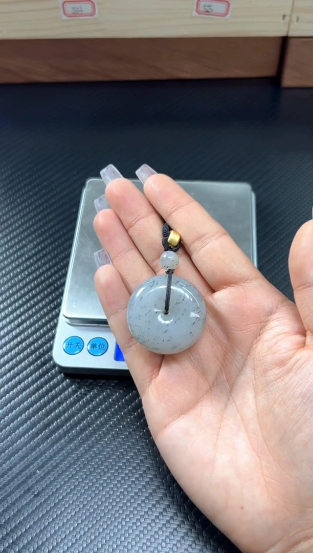 吊坠(赠链)未镶嵌和田玉黑山微色差平安扣m