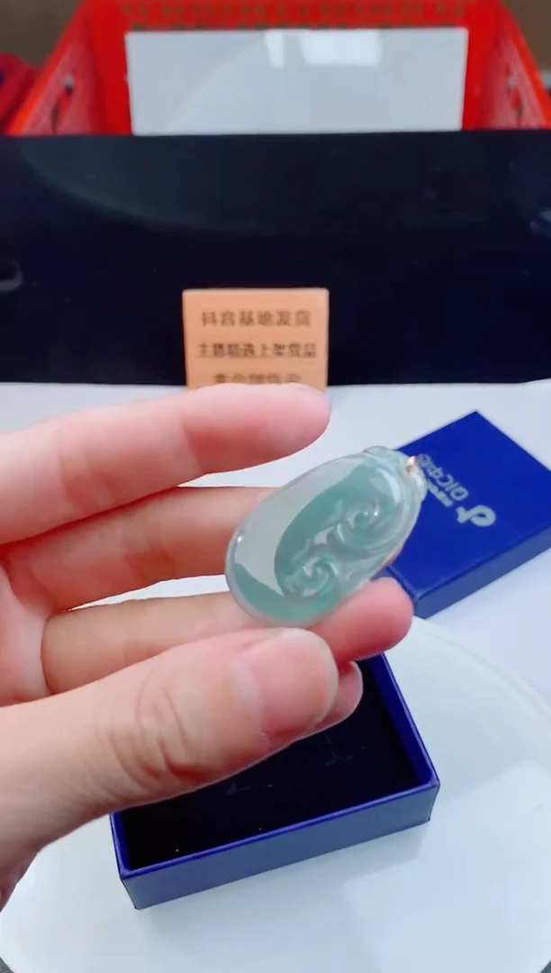 颈饰未镶嵌翡翠   `