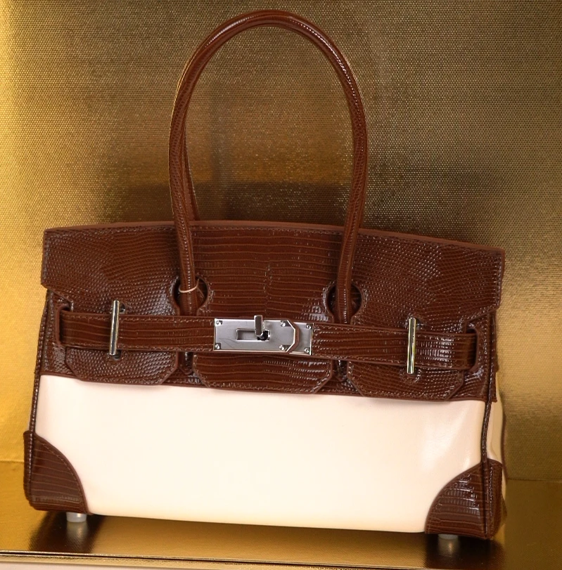 （全新未拆封）轻奢时尚高级经典潮流百搭女士包包 28*12*18