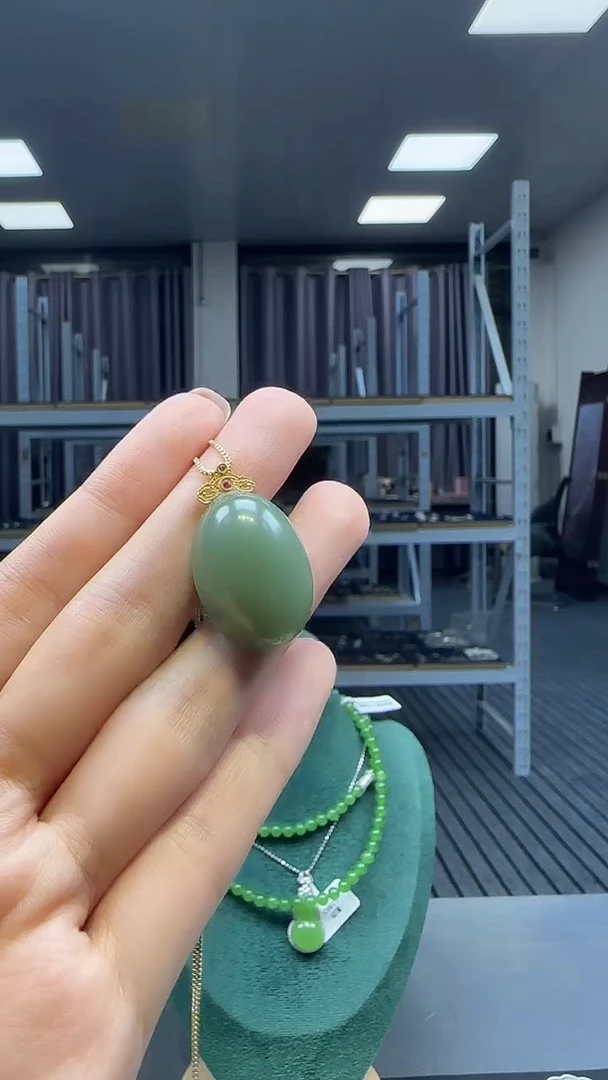 18K金镶嵌和田玉挂件 不含链