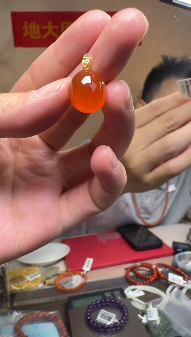 南红玛瑙吊坠18K金镶嵌南红椭圆蛋面18K金镶吊坠