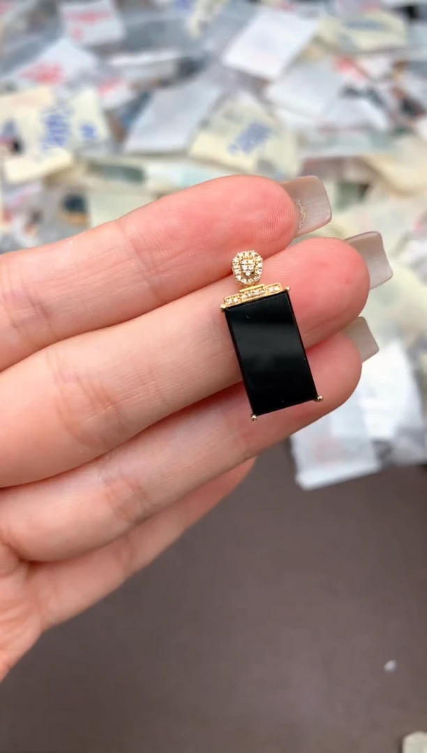 18K金镶嵌挂件翡翠一