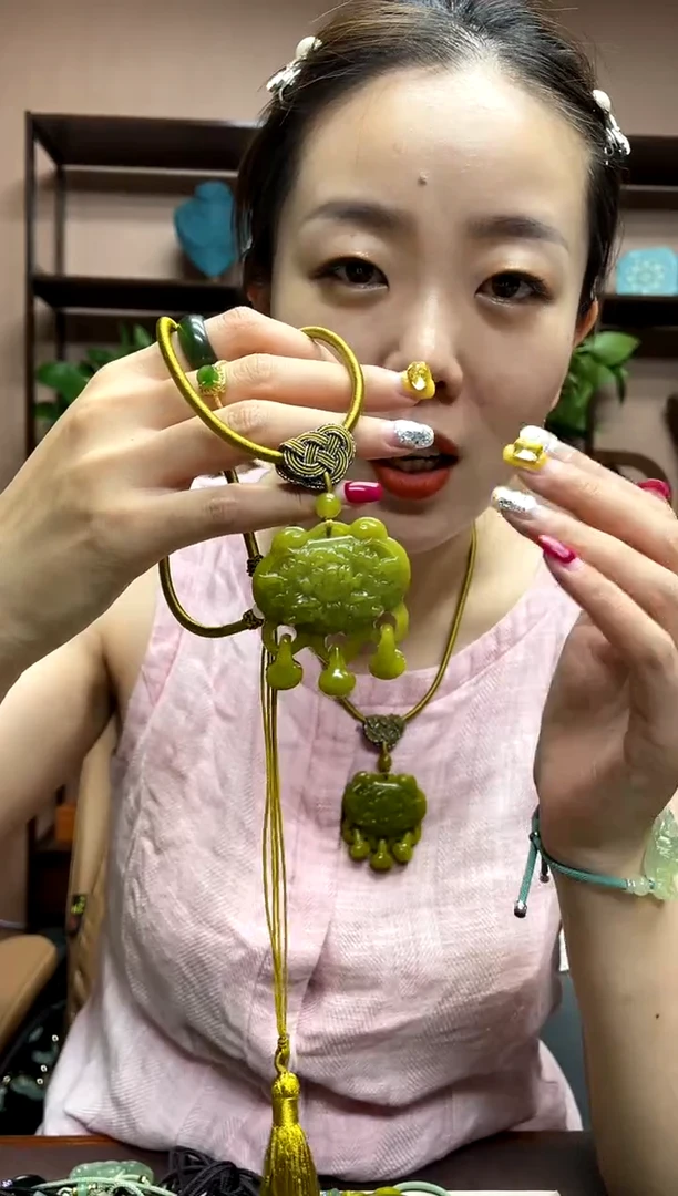 岫玉未镶嵌吊坠多样性发货发其中之一