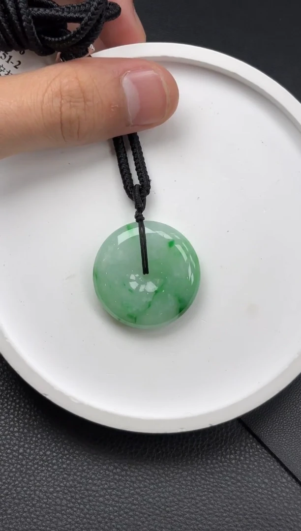 翡翠未镶嵌颈饰平安扣