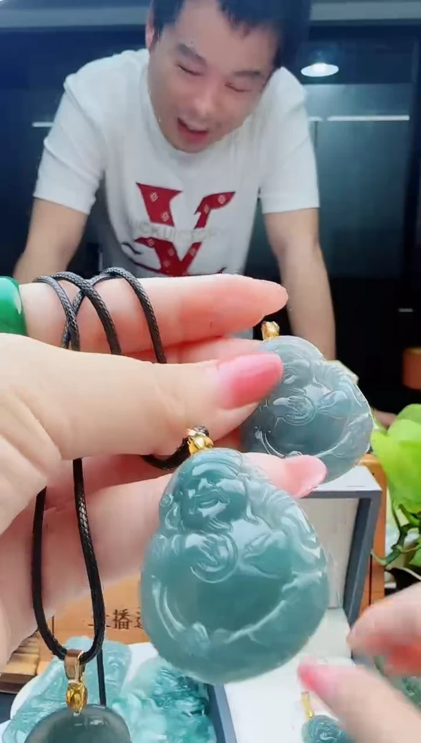 翡翠未镶嵌颈饰多样性发货其中一件