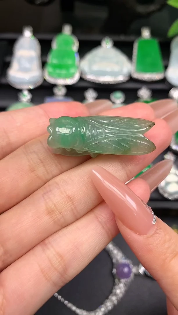 颈饰未镶嵌翡翠一鸣惊人