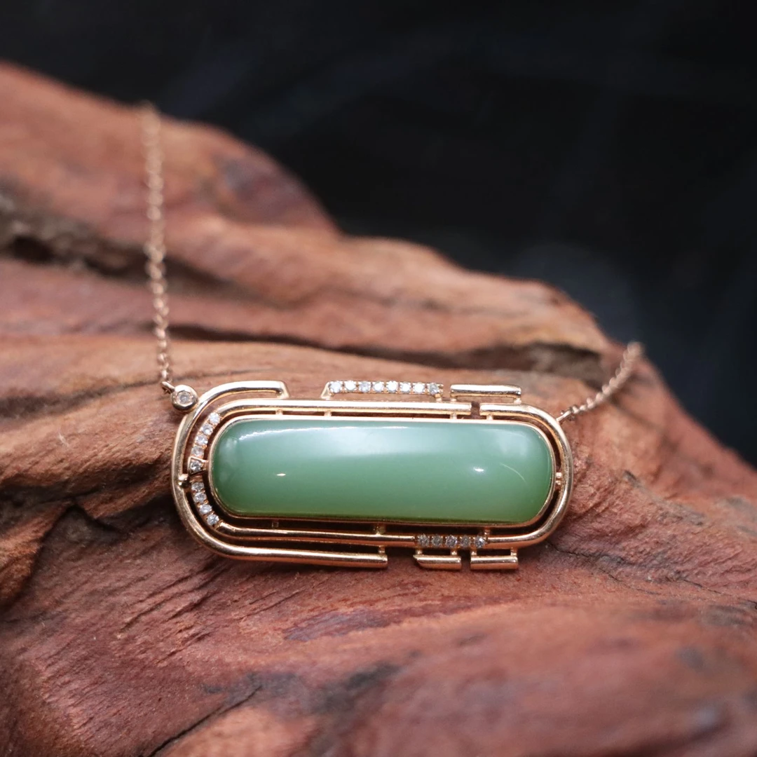 【西西珠宝】天然和田玉碧玉粉青设计款吊坠18K金镶