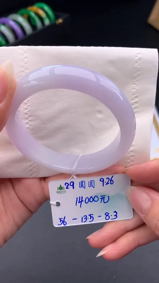 未镶嵌手镯翡翠自带#送人#，联系客服核对地址~