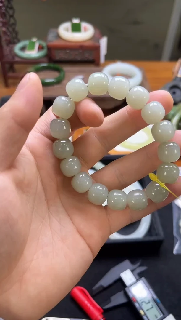 未镶嵌手串和田玉卡12+且末青白 老型 2