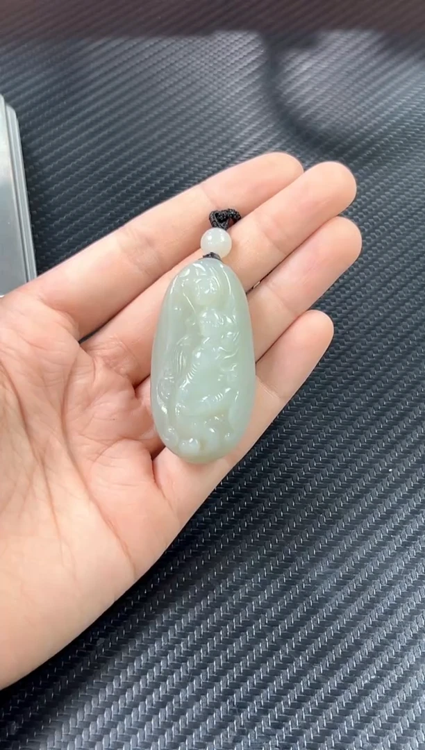 吊坠(赠链)未镶嵌和田玉且末微色差近矿sk