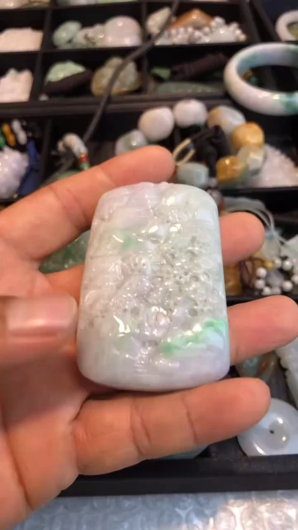 翡翠未镶嵌吊坠(不含链)飘绿山水