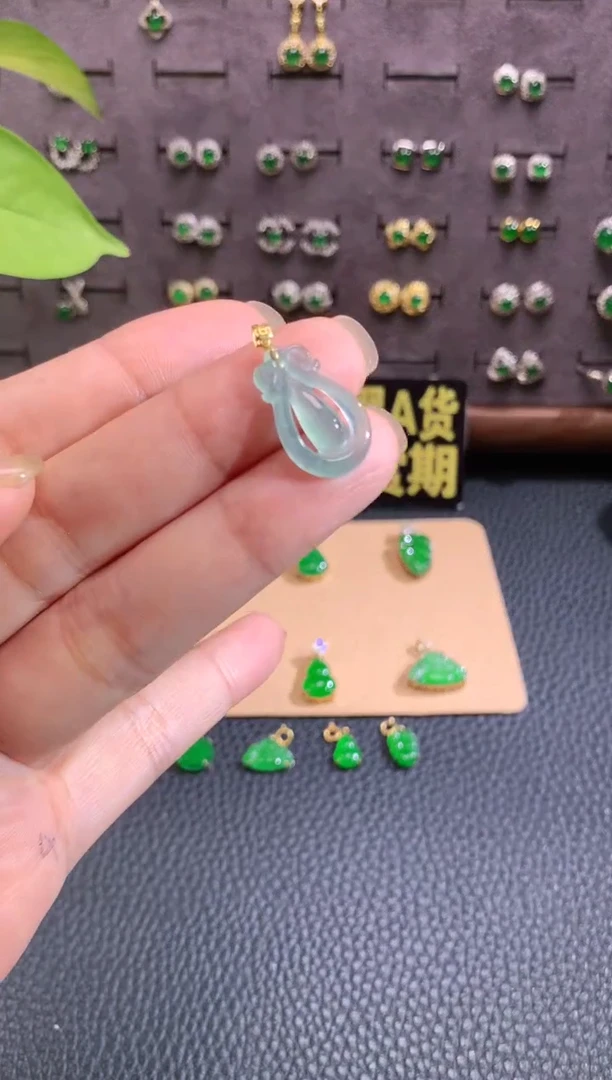 颈饰18K金镶嵌翡翠翡翠