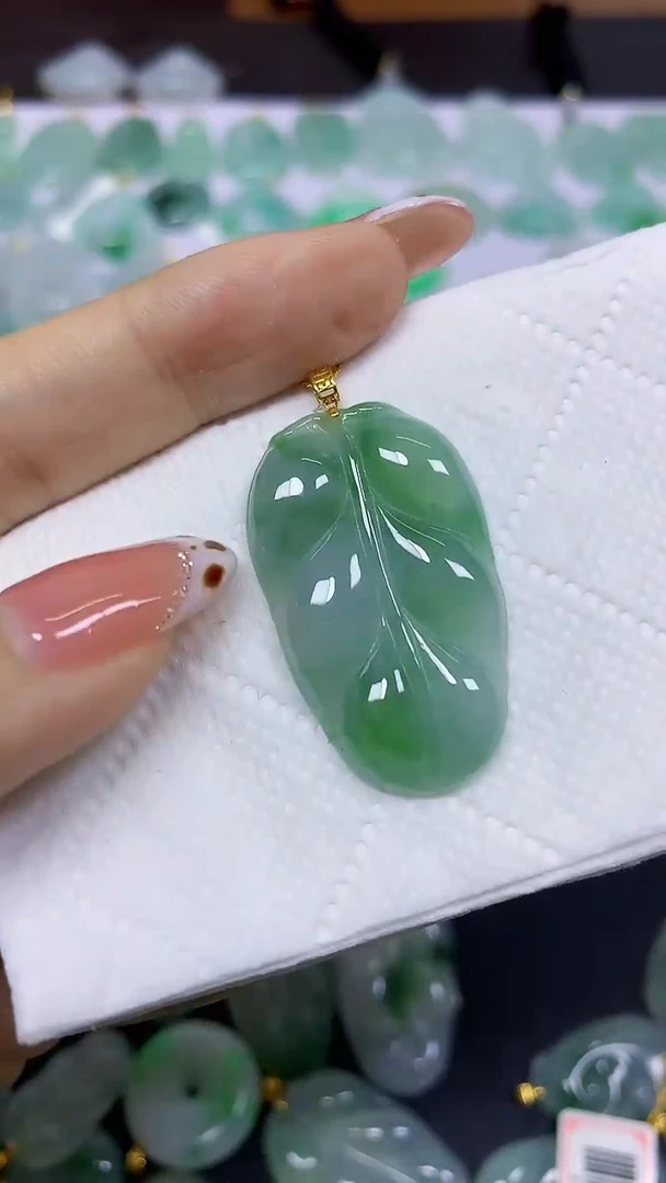 颈饰18K金镶嵌翡翠天然翡翠A货