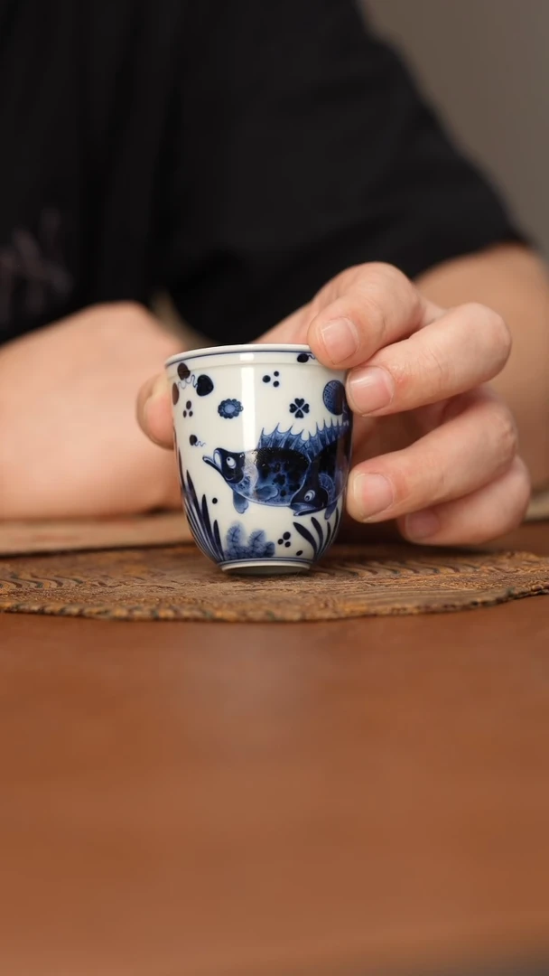 杯志纯窑青花鱼杯