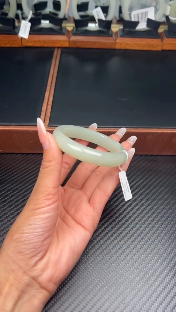 未镶嵌手镯和田玉且末微色差近矿55+