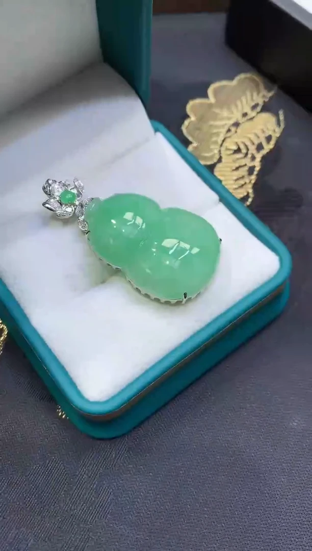 18K金镶嵌挂件翡翠葫芦