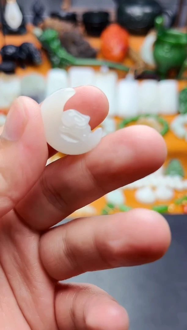 和田玉未镶嵌颈饰月兔01