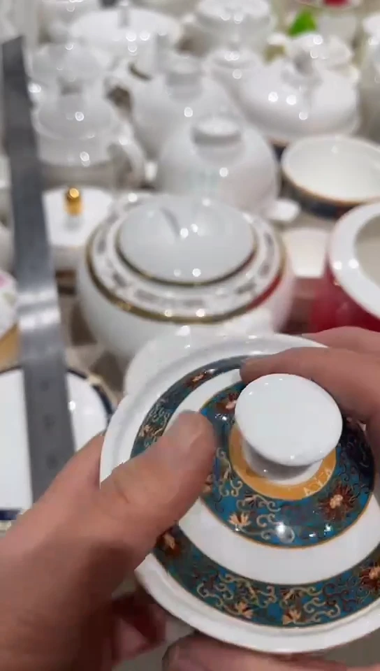 瓷缠枝莲炖盅1个