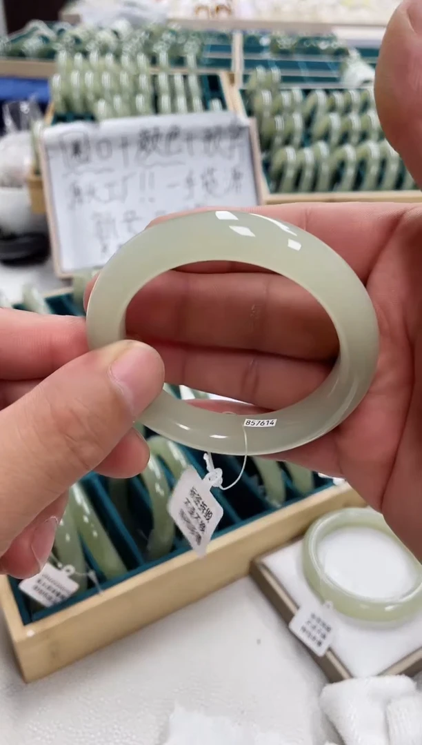 和田玉手镯未镶嵌辅**海和田玉手镯