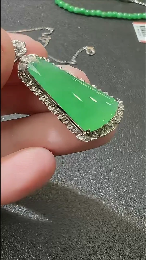 颈饰18K金镶嵌翡翠天然A货翡翠