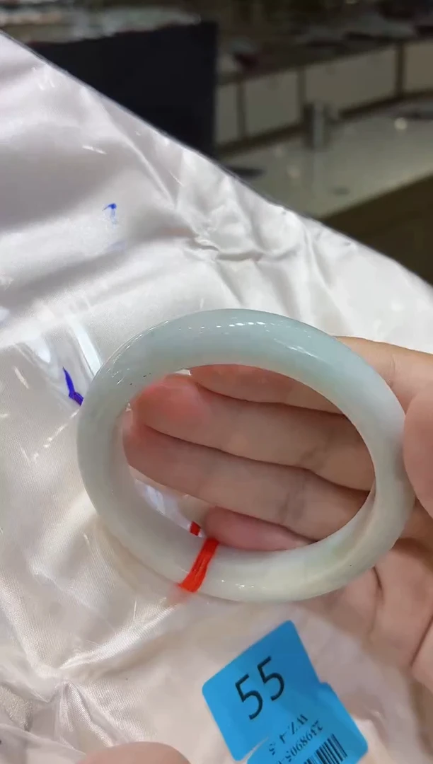 翡翠手镯未镶嵌翡翠手镯