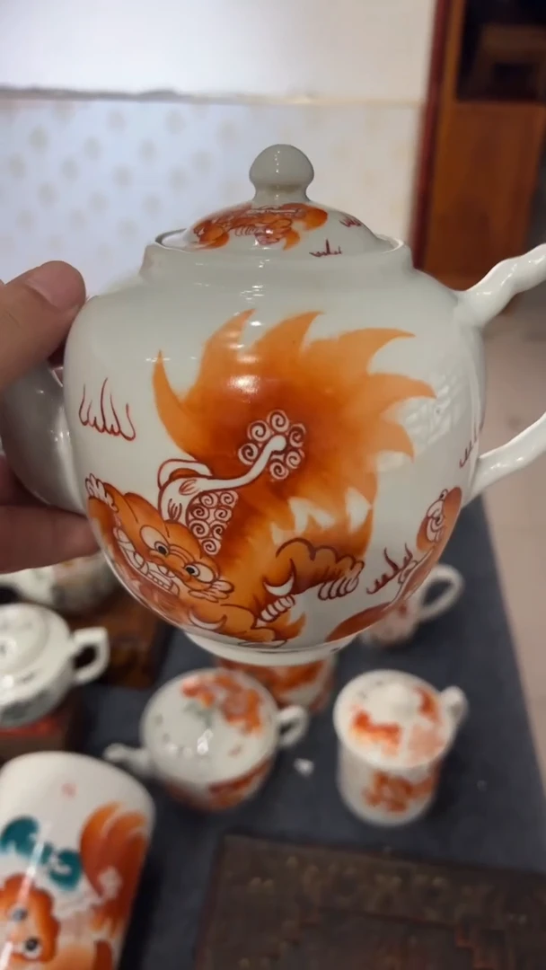 摆件瓷摆件瓷摆件狮子胡把一体水壶圆形