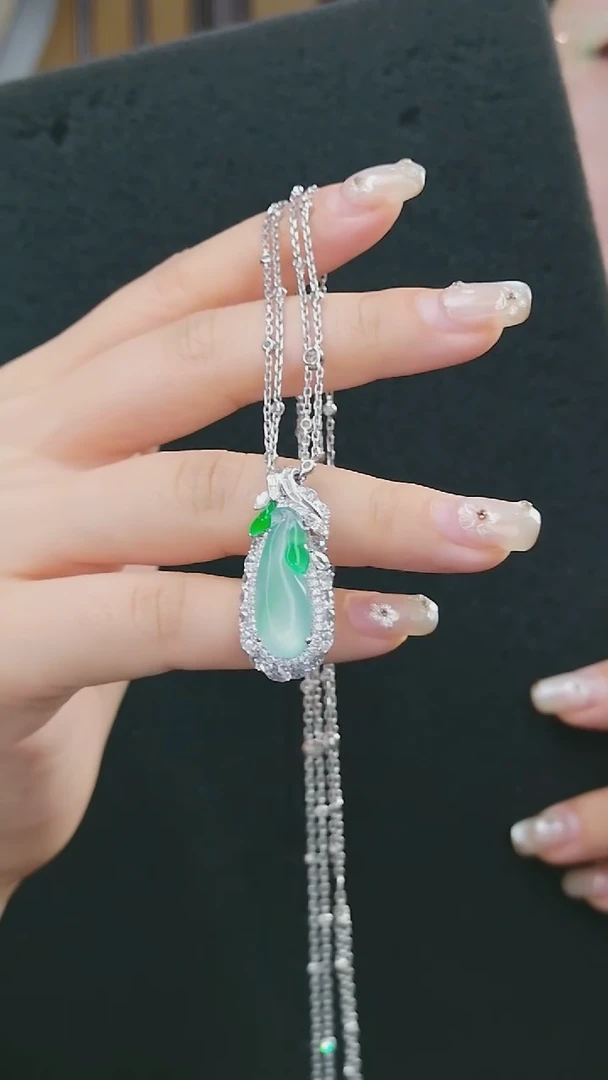 颈饰18K金镶嵌翡翠福瓜