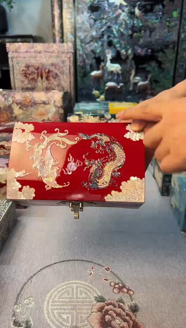 大红鱼锁绒布底··弘贝雅螺钿漆器文化馆