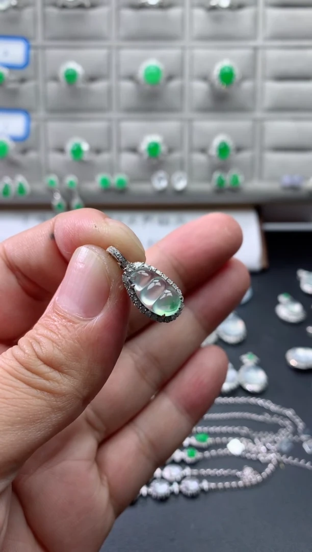 颈饰18K金镶嵌翡翠18K翡翠伴钻