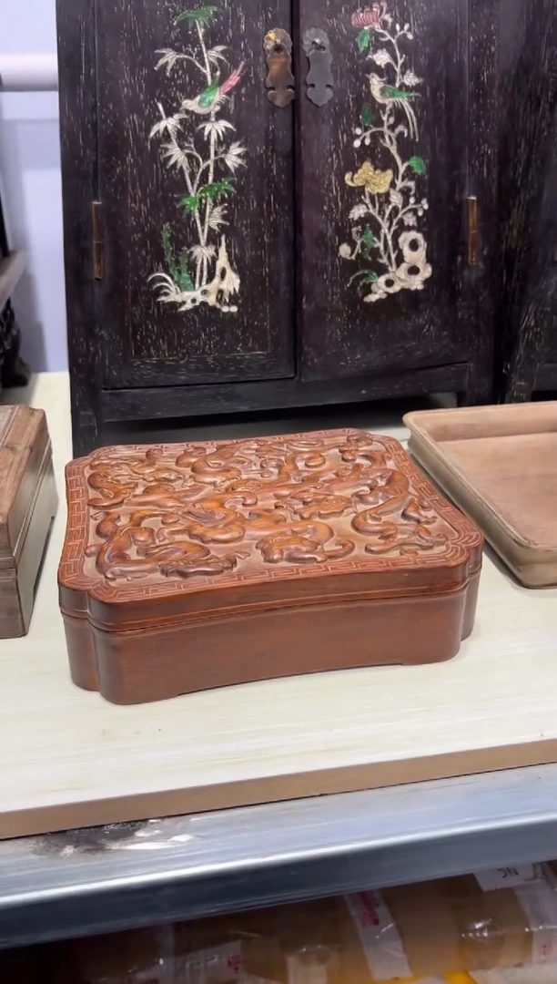 木黄花梨一木挖制四格雕龙盒子