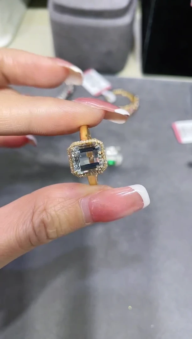 18K金镶嵌海蓝宝石戒指