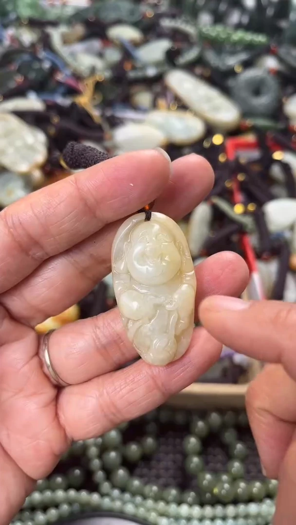 【闪购商品】和田玉颈饰未镶嵌多样性发货没有证书，拍一发一.有瑕