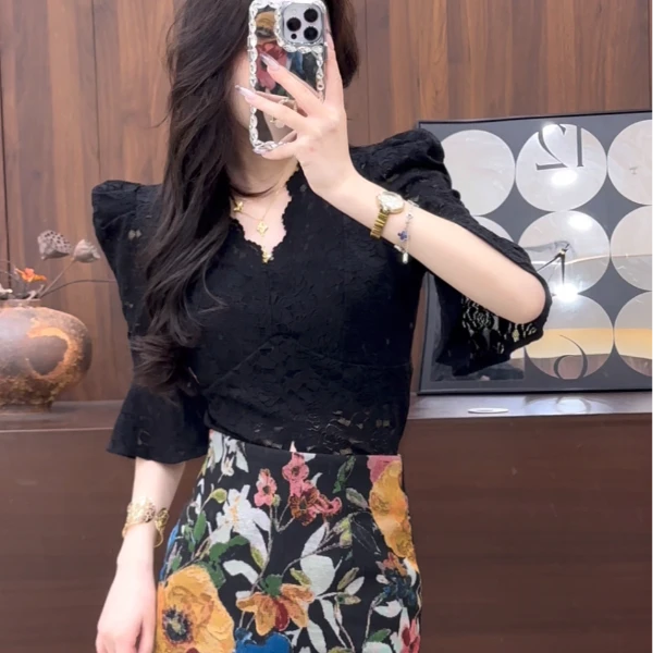 璐璐定制--2025早秋新款喇叭泡泡袖蕾丝纯欲辣妹性感V领别致衬衣