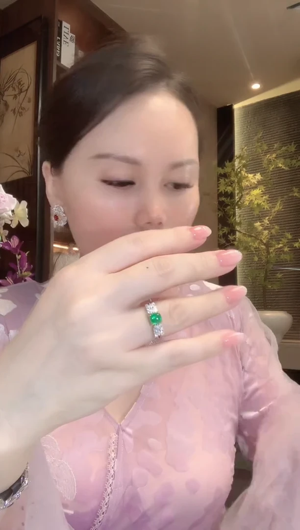 18K金镶嵌戒指祖母绿A17