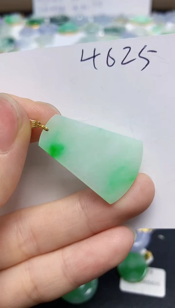 翡翠18K金镶嵌颈饰天然缅甸翡翠A货