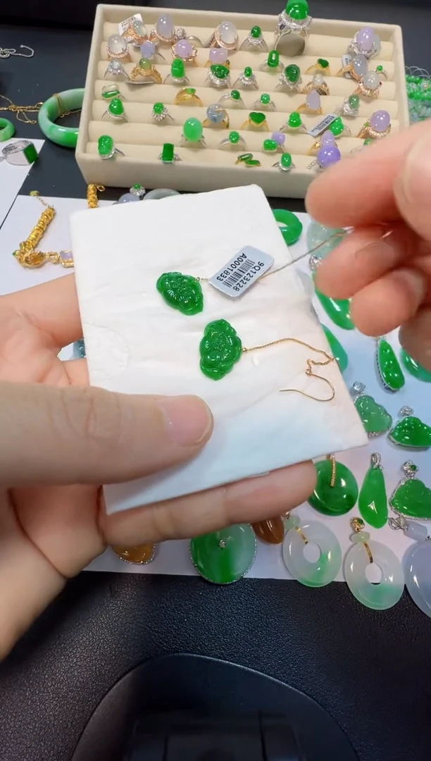 18K金镶嵌翡翠耳饰980