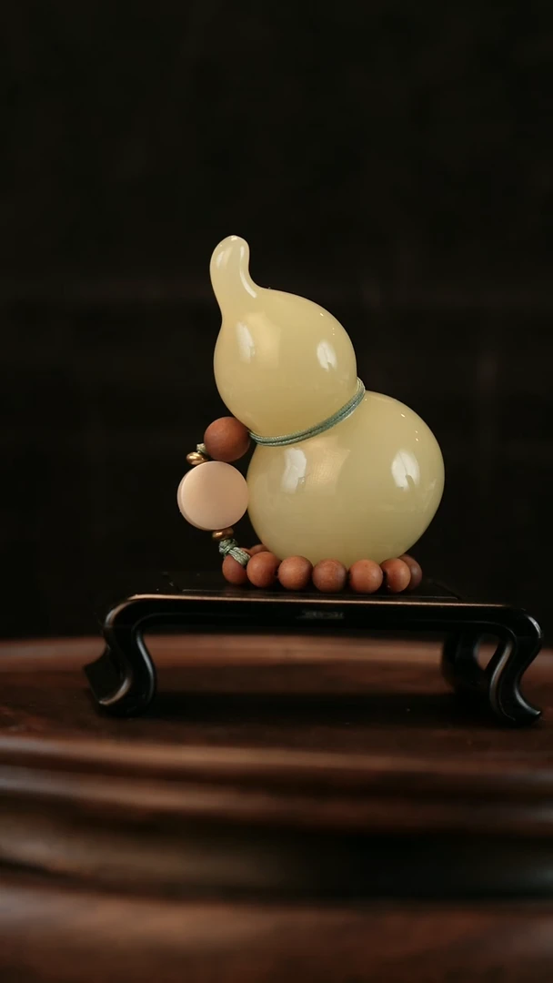 云南石竹叶青雕刻：手捻福禄