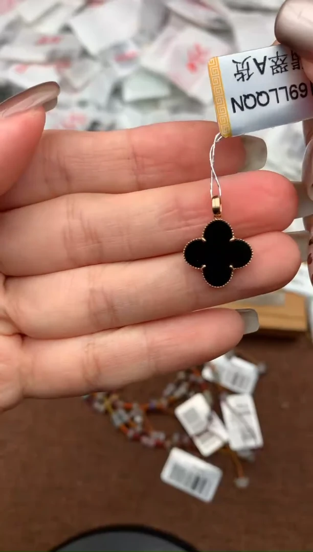 18K金镶嵌挂件翡翠—