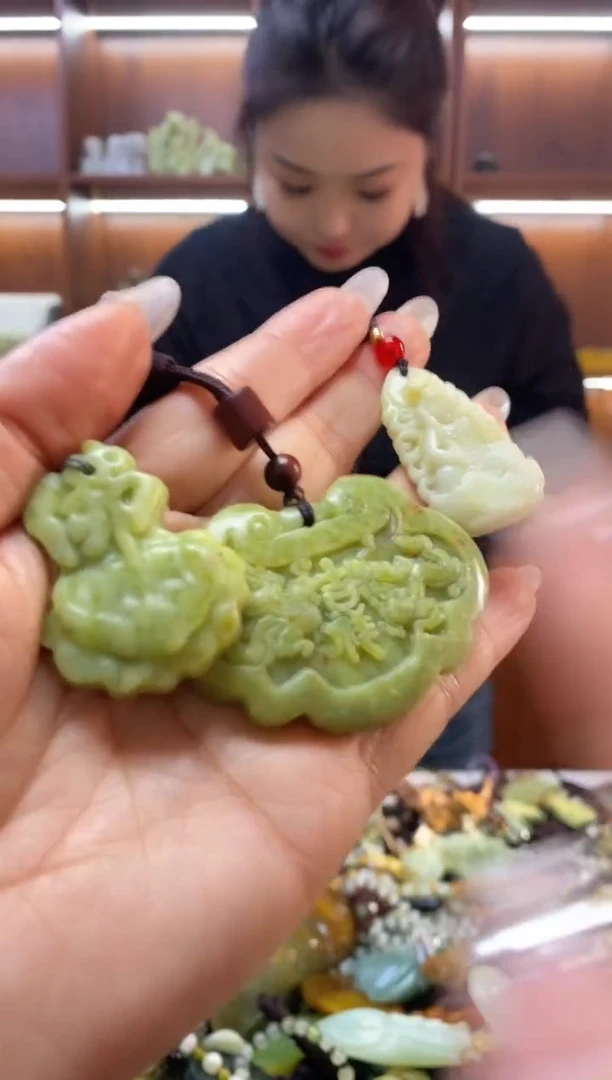 未镶嵌蛇纹石玉挂件