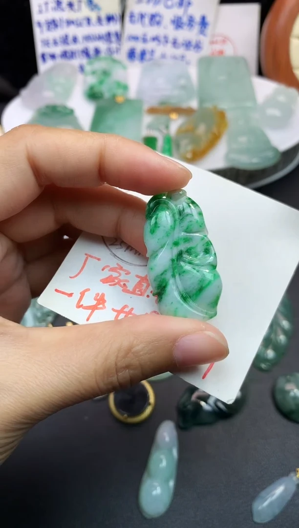 颈饰未镶嵌翡翠吊坠