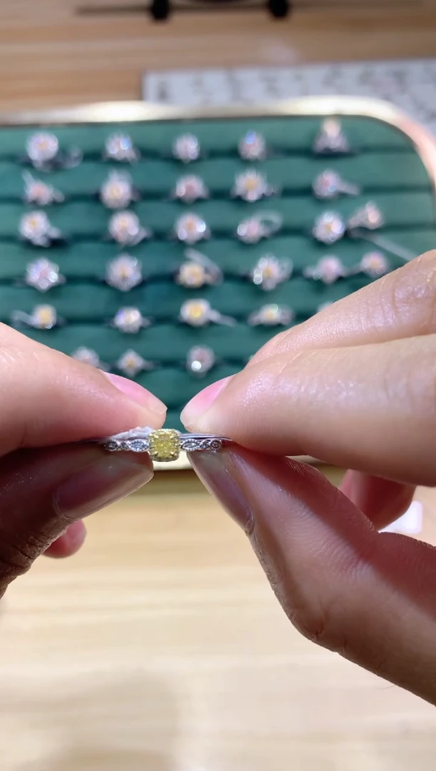 18K金镶嵌戒指钻石戒指